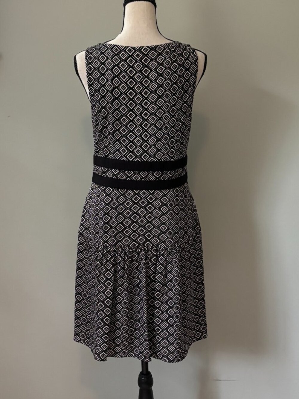 Diane von Furstenberg Silk Geometric Print Dress Size 8 Like New - Picture 3 of 6